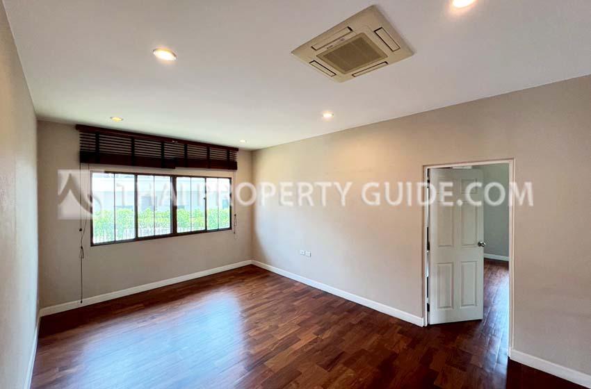 House with Shared Pool in Bangnatrad 